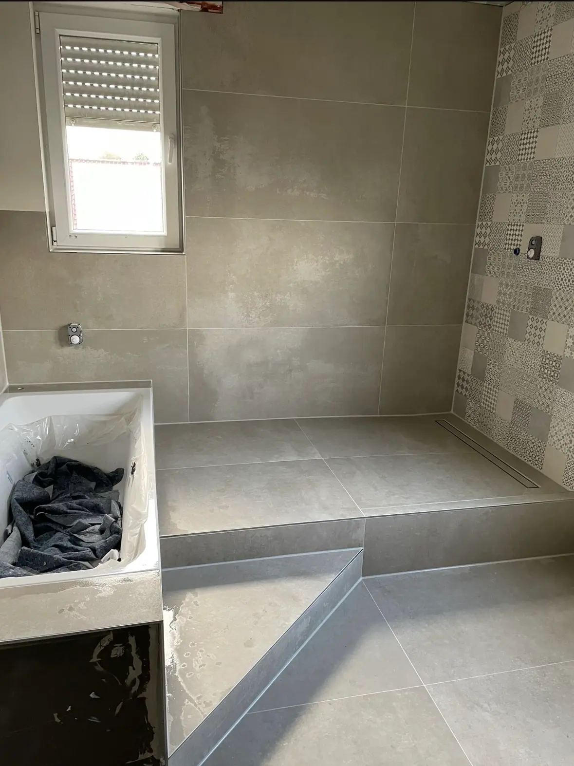 Dusche Tübingen – Grossformat Feinsteinzeug helle Spachteloptik mit Decken-Regendusche, Stumpp Fliesen